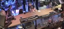 Посетитель бара разбил стакан о голову незнакомца, которого принял за своего приятеля