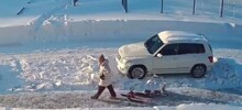 Женщина потеряла ребёнка, которого везла на снегокате