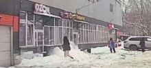 Женщина пострадала при падении наледи с крыши