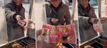 В Китае продавец шашлычной семь лет принимает у бабушки ритуальные деньги вместо настоящих