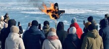 Чучело Shamanа сожгли на Байкале: местные ответили артисту за «поцелуй» священного озера