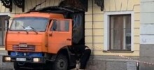 Грузовик обрушил арку и часть фасада Дома Голицына