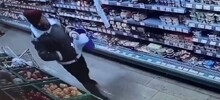 Женщина вёдрами выносила продукты из магазинов