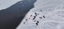 Рыбаки устроили опасные покатушки на снегоходах по воде