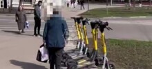 «Её борьба»: пенсионерка повалила электросамокаты в центре Воронежа