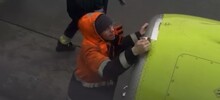 Ремонт самолета «скотчем» попал на видео