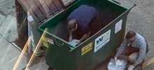 Ради потерянного кольца три банковских работника залезли в гору мусора