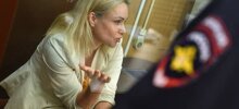 Экс-редактор Первого канала Марина Овсянникова сбежала из-под домашнего ареста, взяв с собой дочь