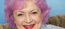 Зачем пенсионерки красят волосы в фиолетовый цвет