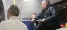 Мужчина подрался с&nbsp;шумными подростками в автобусе