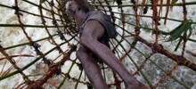 Представители крохотного африканского племени придумали необычный и эффективный способ добычи рыбы