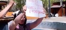 Напросилась: челябинской феминистке во время пикета вылили на голову клей и молоко