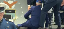 "Не опять, а снова": Байден упал на церемонии вручения дипломов выпускникам ВВС США
