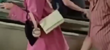Девушку в розовом украдкой засняли в пикантной позе на эскалаторе столичного метро и сделали знаменитой