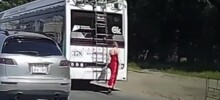 В Омске заметили женщину-водителя троллейбуса, которая в красном платье поправляла рога