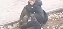 Мальчик обнимает бездомных собак по дороге в школу