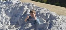 Предки года: в Бразилии родители разрешили ребёнку прыгнуть в кучу известняка для эффектного фото
