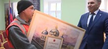 Спасшего людей из пожара дворника наградили картиной и новой спецодеждой