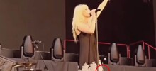 Летучая мышь укусила певицу на концерте