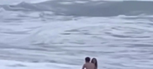 В Сочи влюблённая парочка решила прогуляться по берегу во время шторма и девушку смыло в море