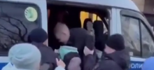 "Вам не стыдно?": москвичи пытались помешать задержанию женщины, катавшейся на самокате с ребёнком