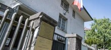 В Швейцарии оштрафовали юриста, плюнувшего на табличку посольства РФ в Швейцарии