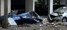 В Чебоксарах с многоэтажного дома обрушилась кирпичная кладка и повредила два автомобиля