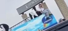 В Нижнем Новгороде подростки вскрыли фургон с мороженым и разбросали лакомство