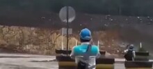 В Индонезии рабочие попытались поймать облако