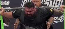 У австралийского пауэрлифтера пошла кровь из скальпа во время приседа