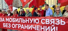 "За связь без ограничений": новосибирские коммунисты вышли на пикет после введения ограничения звонков в WhatsApp* и Telegram