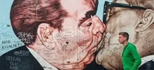 "Это не пошлость, а традиция": в РПЦ и Госдуме не видят ничего странного в однополых поцелуях