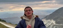 "Даже природа против него!": в соцсетях удивляются Никите Кологривому, швырявшему камни в гору