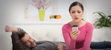 Пользователи попробовали выяснить, допустимо ли рыться в телефоне второй половинки, и пришли как к ожидаемым, так и неожиданным выводам