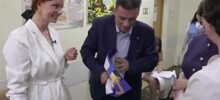 «Нам надо женщин беременных»: в Екатеринбурге чиновник Минздрава сорвал и растоптал плакат о способах контрацепции