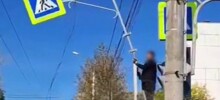 В Томске коммунальщик едва не покалечил напарника при демонтаже дорожного знака
