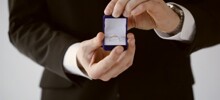 "Я рада за Олесю, но есть вопросики": соседи из домового чата испортили девушке сюрприз, увидев баннер с предложением руки и сердца