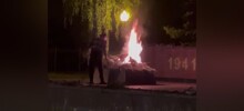 ️В Воронеже мигранта, который сжёг цветы и венки у памятника Славы, приговорили к сроку в колонии