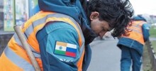 На улицы Петербурга вышли первые уборщики из Индии