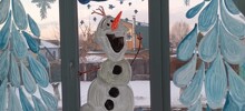 30 примеров новогодних окон и балконов, ставших произведениями искусства