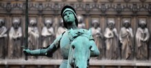 В Париже вандал обезоружил Жанну д'Арк