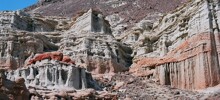 Трона Пинаклс: завораживающий лунный пейзаж с «кактусами», ставшими персонажами фильмов