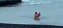 В Сочи отец года искупал малолетних детей в море и попал под проверку полиции