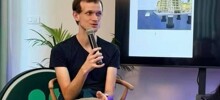 Криптомиллионер Виталик Бутерин выступил на публике в дырявых носках