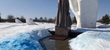Семья устроила гендер-пати возле памятника маршалу Жукову и заработала уголовное дело