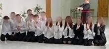 В Челябинске учительница наставила автомат на школьников ради эффектной фотографии