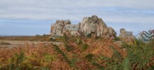 Два валуна, одна крыша и судебный иск: история самого неудобного дома в Бретани