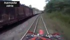 Почему катание на мотоцикле по железной дороге не самая лучшая идея
