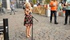 Талантливая босоногая уличная певица