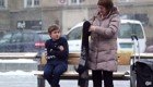 Социальный эксперимент: Мальчик замерзает на автобусной остановке